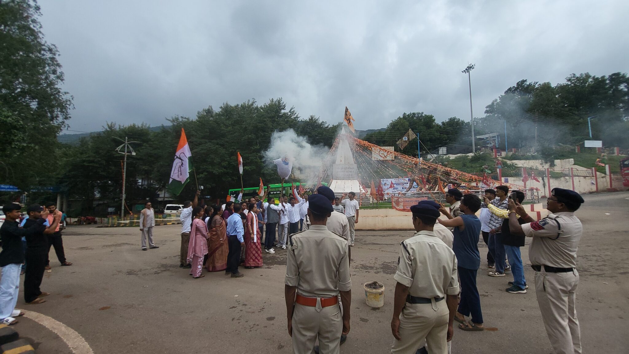 *किरंदुल (दंतेवाड़ा): छत्तीसगढ़ के दंतेवाड़ा जिले के किरंदुल में आज ब्लॉक कांग्रेस कमेटी ने दिल्ली में छात्रों के धरना प्रदर्शन के दौरान हुई कथित बर्बरता के विरोध में प्रदर्शन किया। प्रदर्शनकारियों ने प्रधानमंत्री नरेंद्र मोदी का पुतला फूंक दिया।*