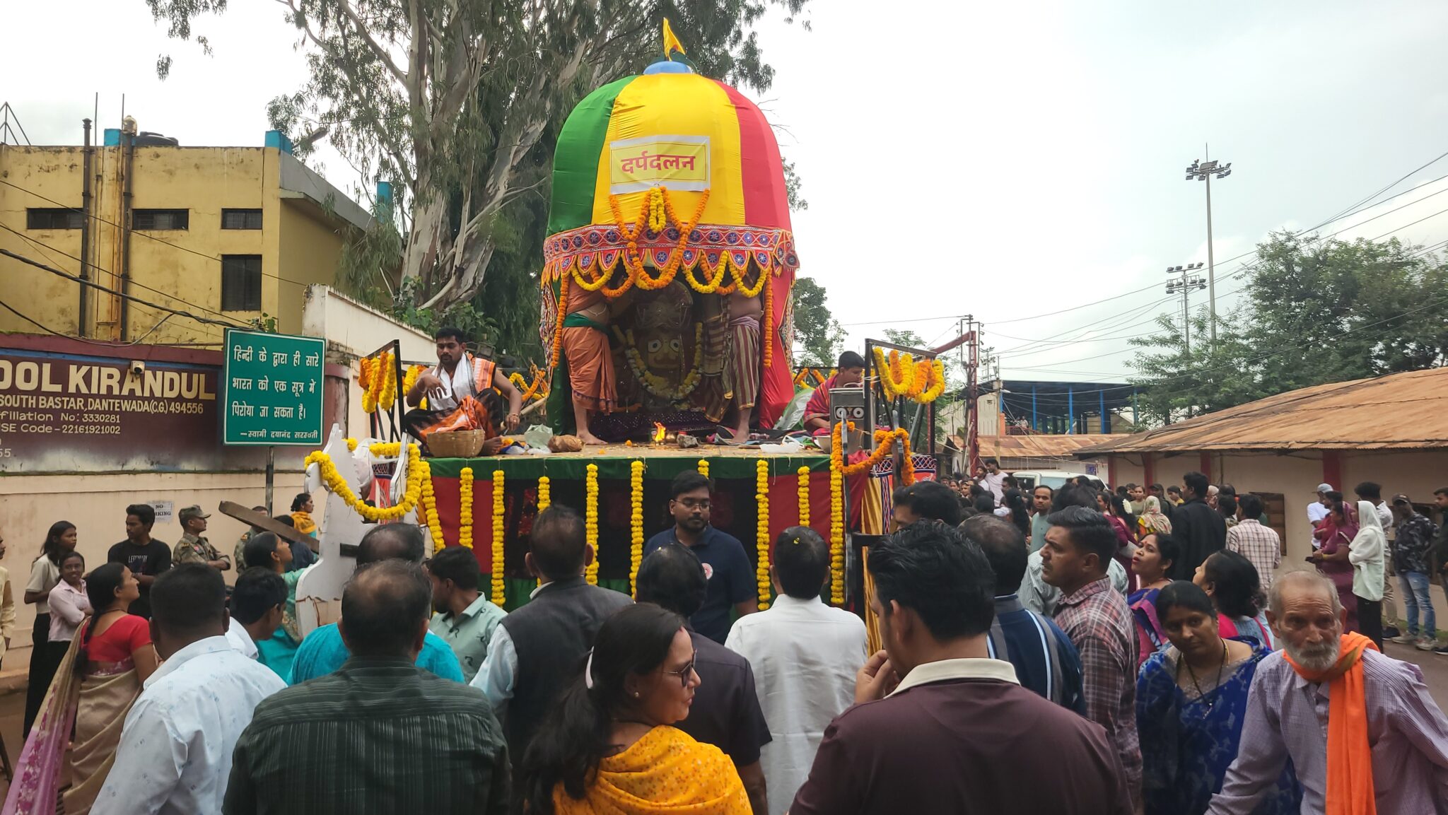 *किरंदुल में भगवान जगन्नाथ की बहुडा यात्रा: गुड़िचा मंदिर से जगन्नाथ मंदिर की घर वापसी में उमड़ा श्रद्धालुओं का सैलाब*