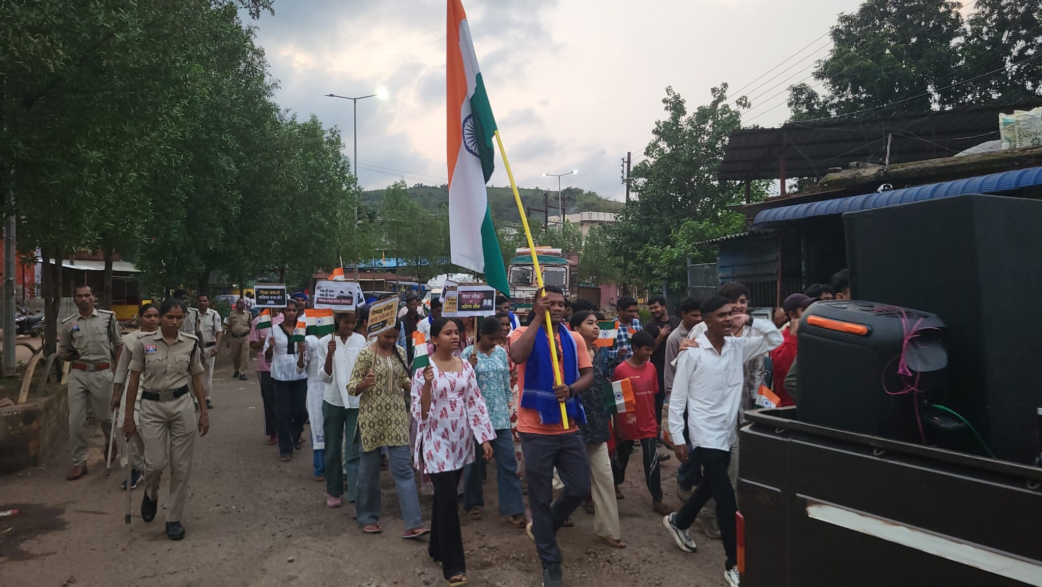 *किरंदुल में नीट पेपर लीक मामले को लेकर छात्रों ने निकाली रैली, मृत विद्यार्थियों को दी श्रद्धांजलि*
