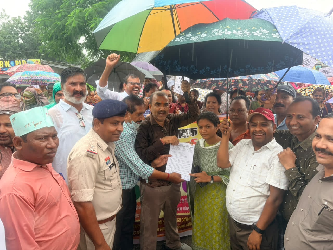 *जिला प्रशासन की त्वरित सहायता: किरंदुल वार्ड क्रमांक 8 के बाढ़ पीड़ित परिवारों को सूखा राशन वितरित*