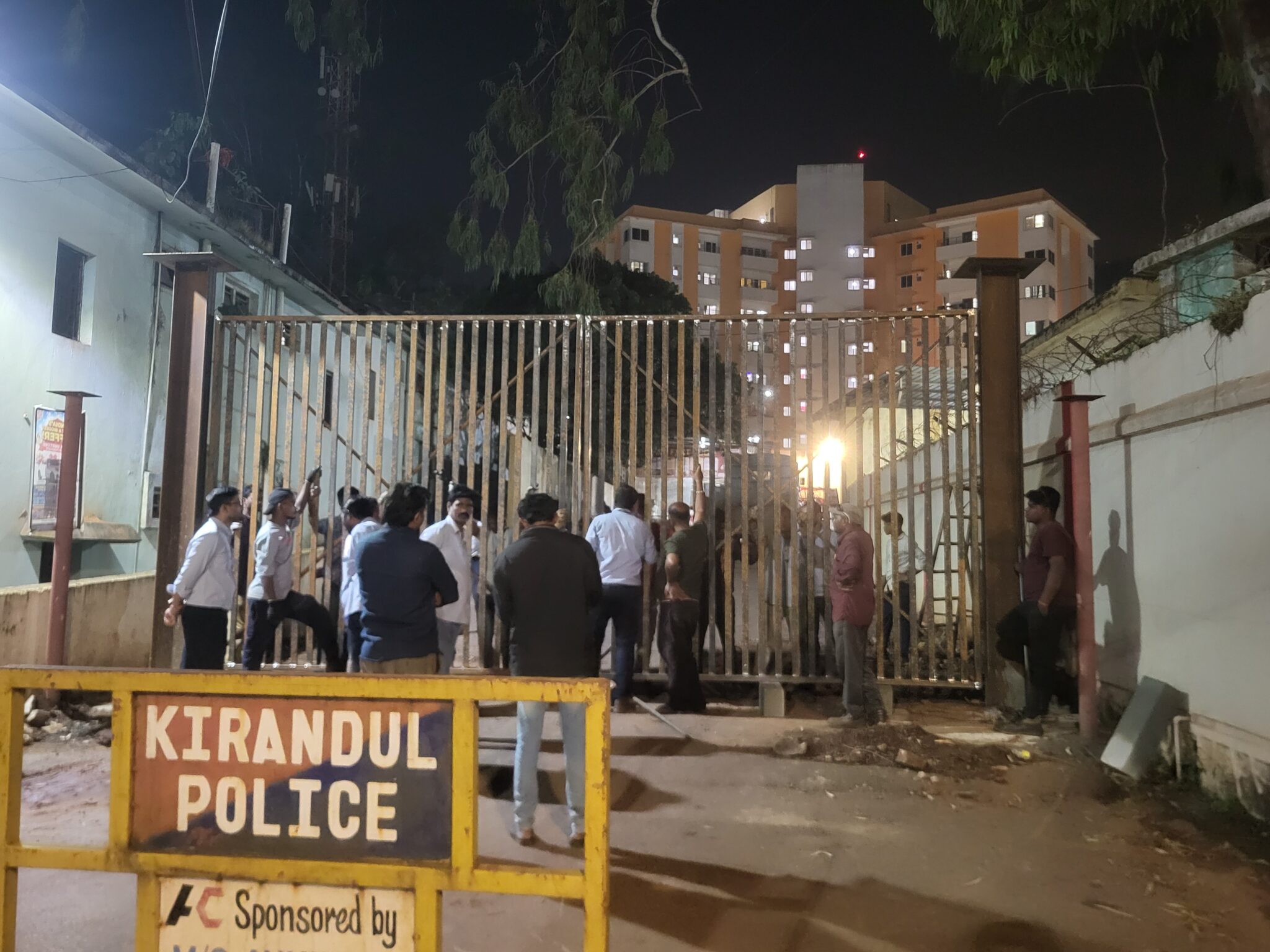 *किरंदुल में एनएमडीसी के भारी लोहे के गेट लगाने पर नगरपालिका उपाध्यक्ष का विरोध, दो जगहों पर काम रुका*